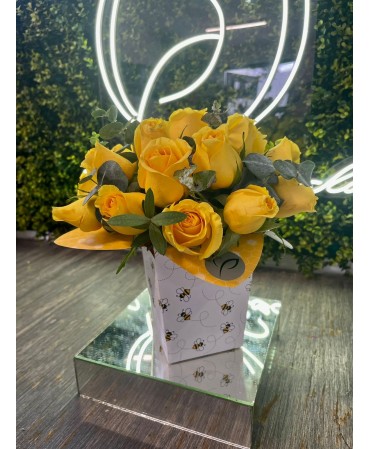Rosas amarillas en caja bee