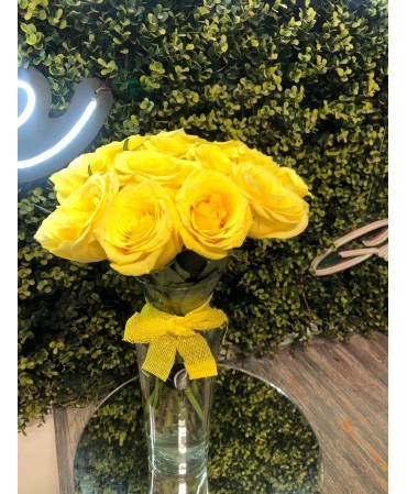 Rosas amarillas en tibor