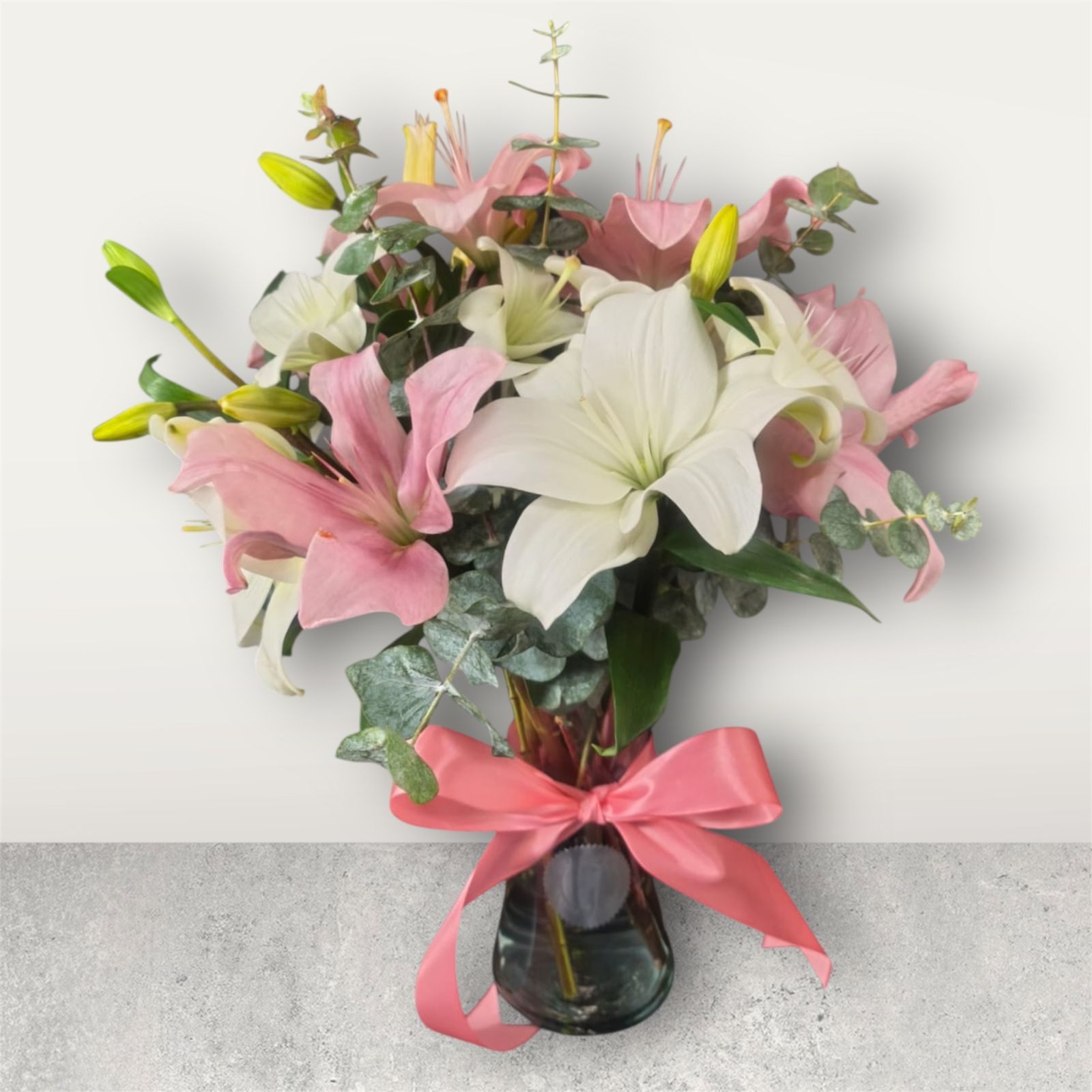Arreglo Floral de Lirios Rosas y Blancos en Jarrón